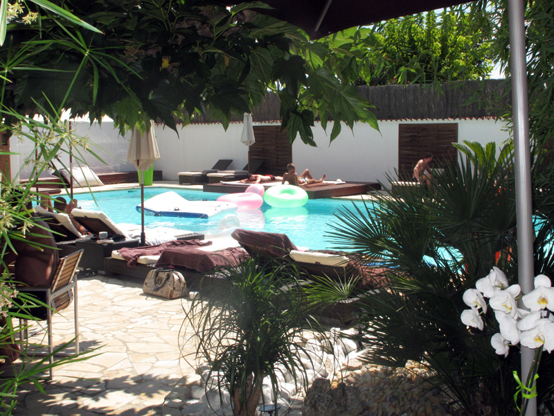 piscine uchaud chambres hote gay vacances soleil