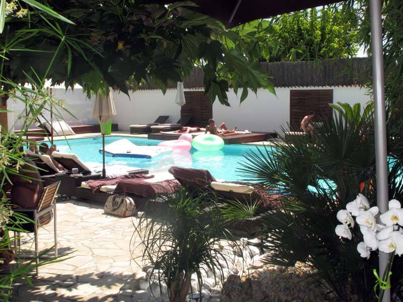 piscine uchaud chambres hote gay17